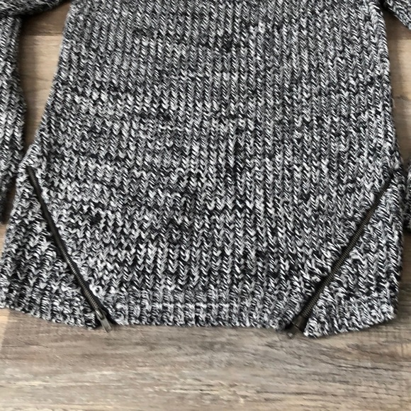 Knit sweater in black/white & zipper details - Picture 3 of 5